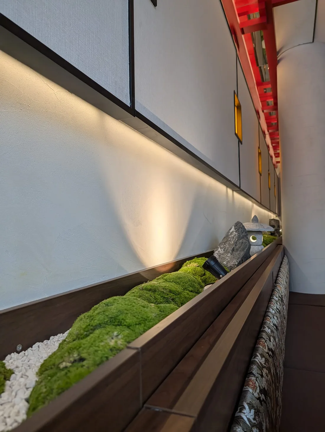 Moos, Holz und Licht als Materialdetails im Yanova