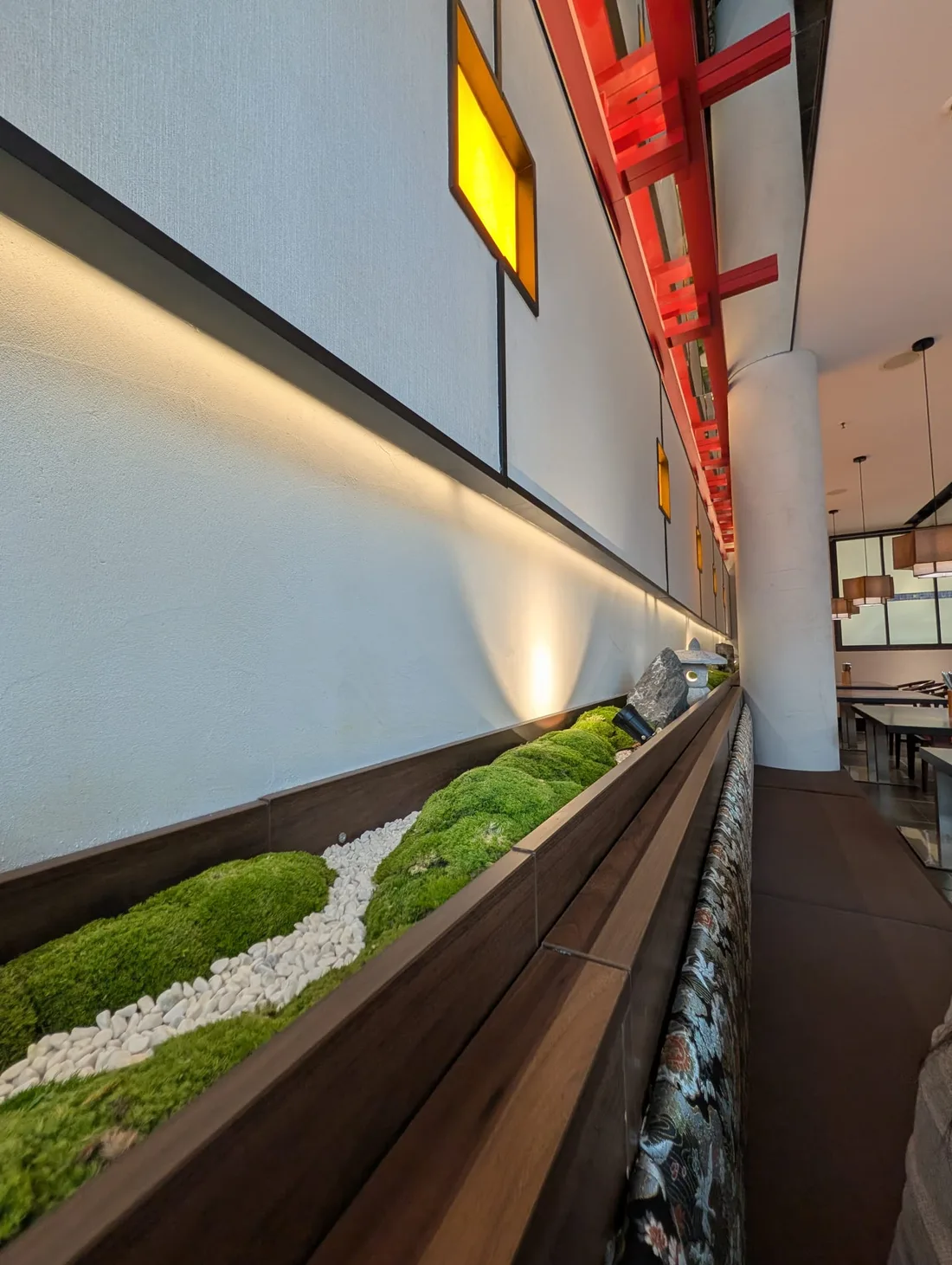 Mooslandschaft entlang der Wand im Yanova