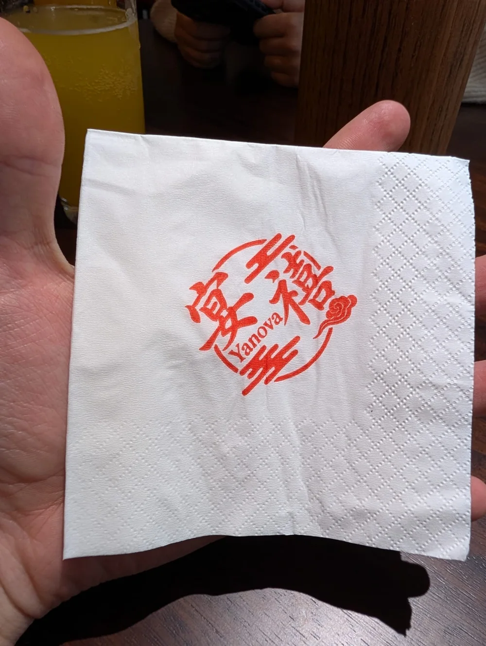 Serviette mit rotem Yanova-Zeichen